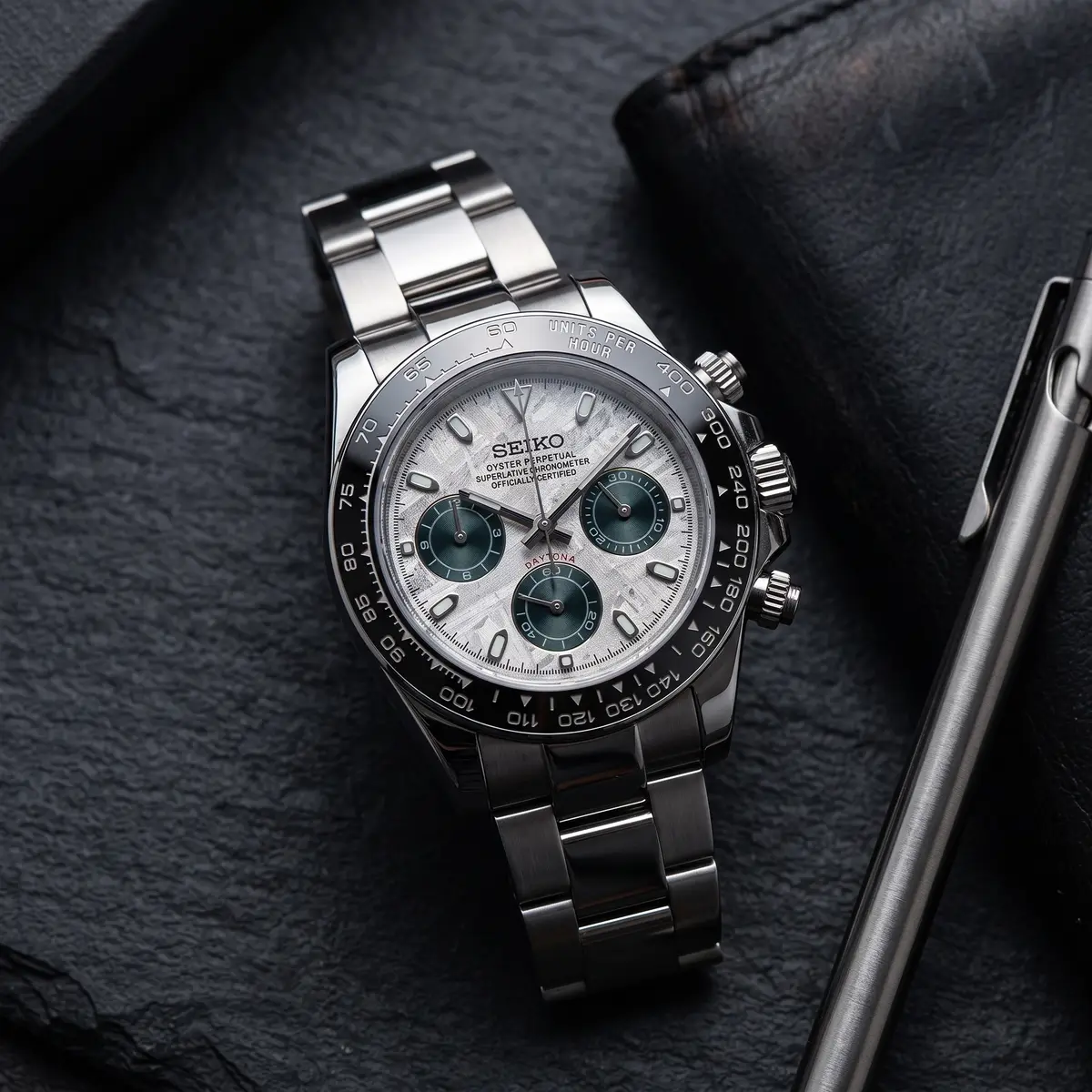 Seiko Mod Uhr TONA MOD – METEORIT – Flatlay auf Schiefer – MedoMods
