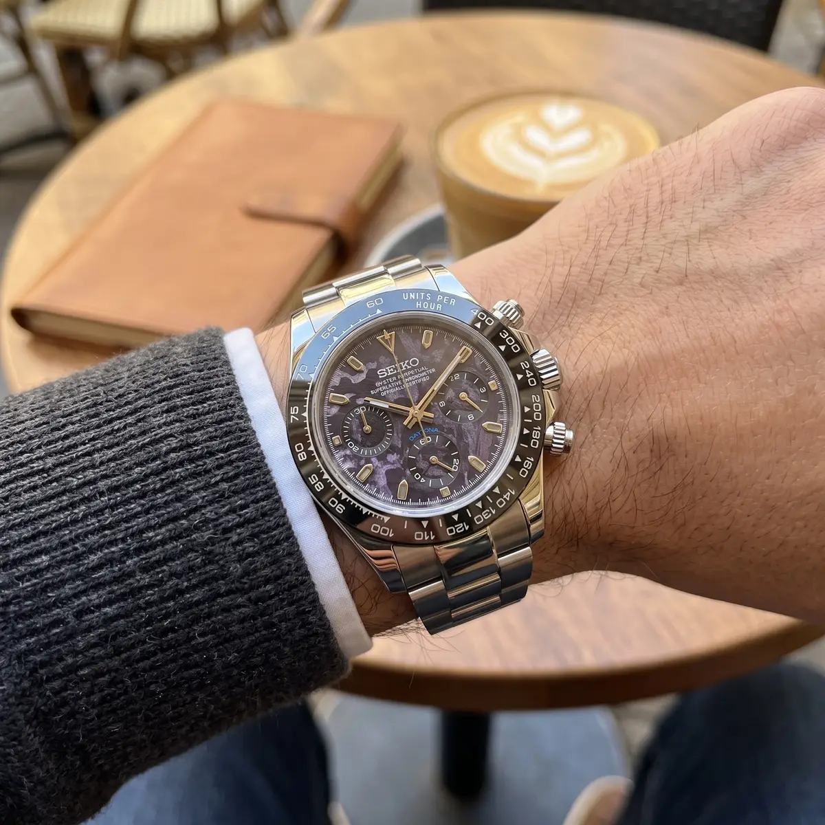 Seiko Mod Uhr TONA MOD – METEORITE PUPLE – am Handgelenk – Wristshot – MedoMods