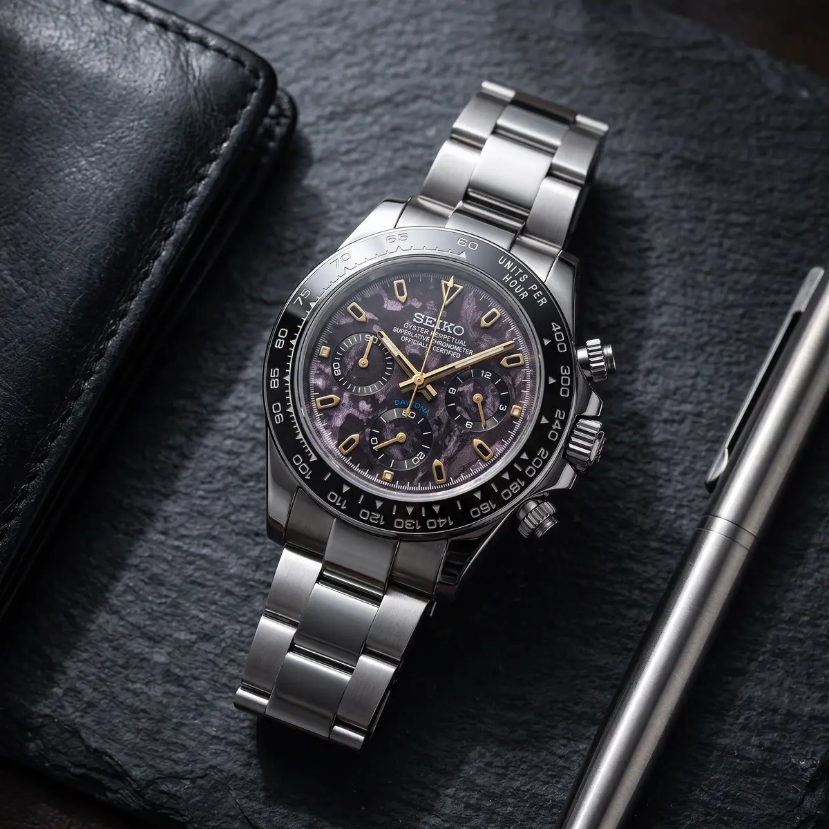 Seiko Mod Uhr TONA MOD – METEORITE PUPLE – Flatlay auf Schiefer – MedoMods