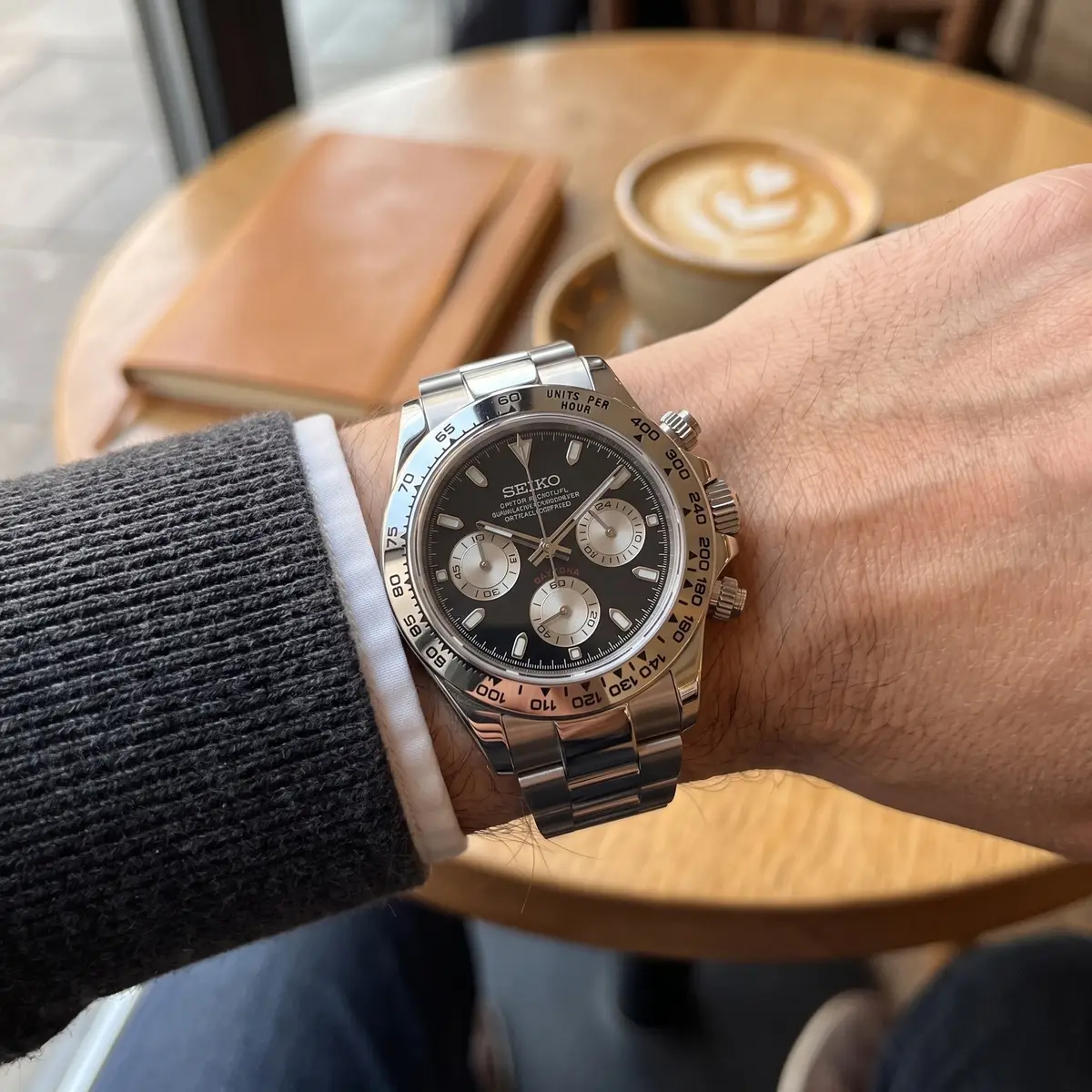 Seiko Mod Uhr TONA MOD – MOON – am Handgelenk – Wristshot – MedoMods