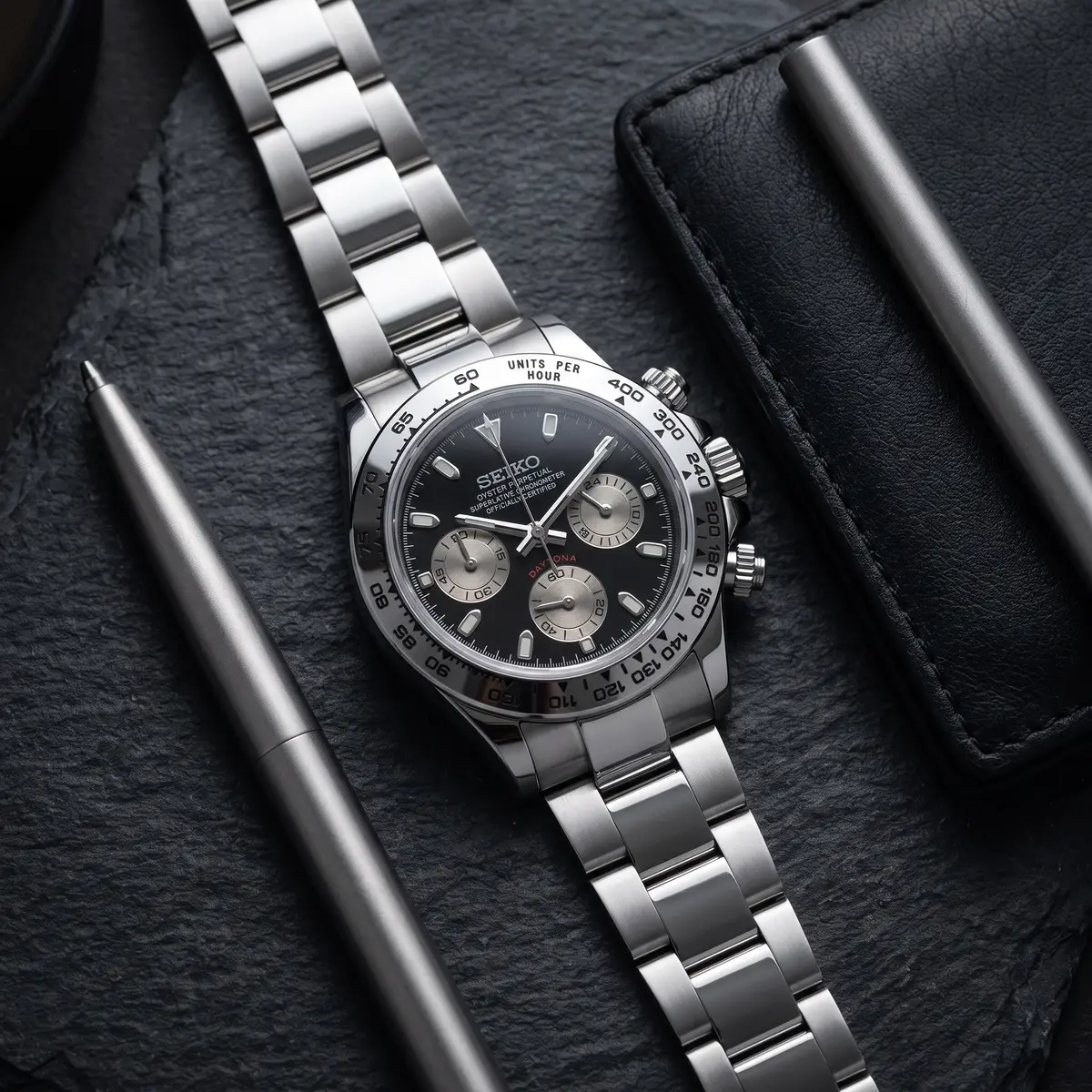 Seiko Mod Uhr TONA MOD – MOON – Flatlay auf Schiefer – MedoMods