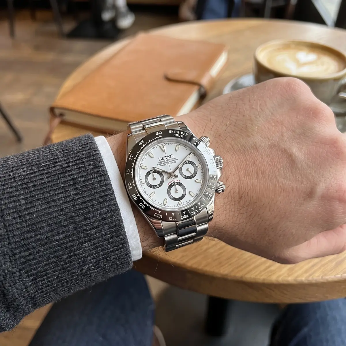 Seiko Mod Uhr TONA MOD – PANDA – am Handgelenk – Wristshot – MedoMods