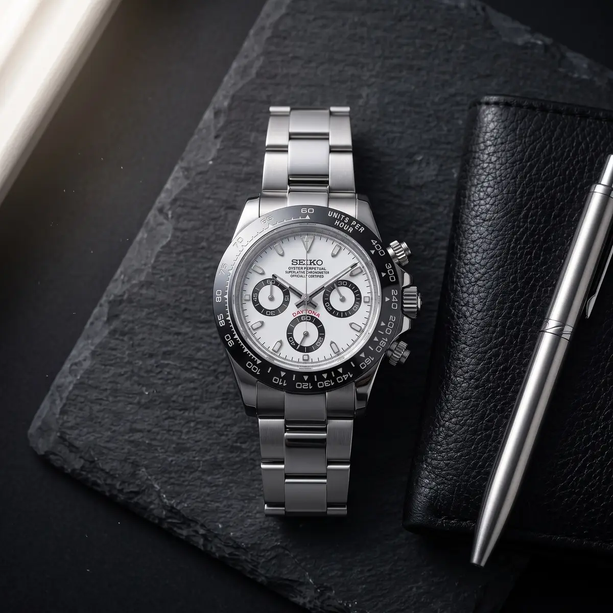 Seiko Mod Uhr TONA MOD – PANDA – Flatlay auf Schiefer – MedoMods
