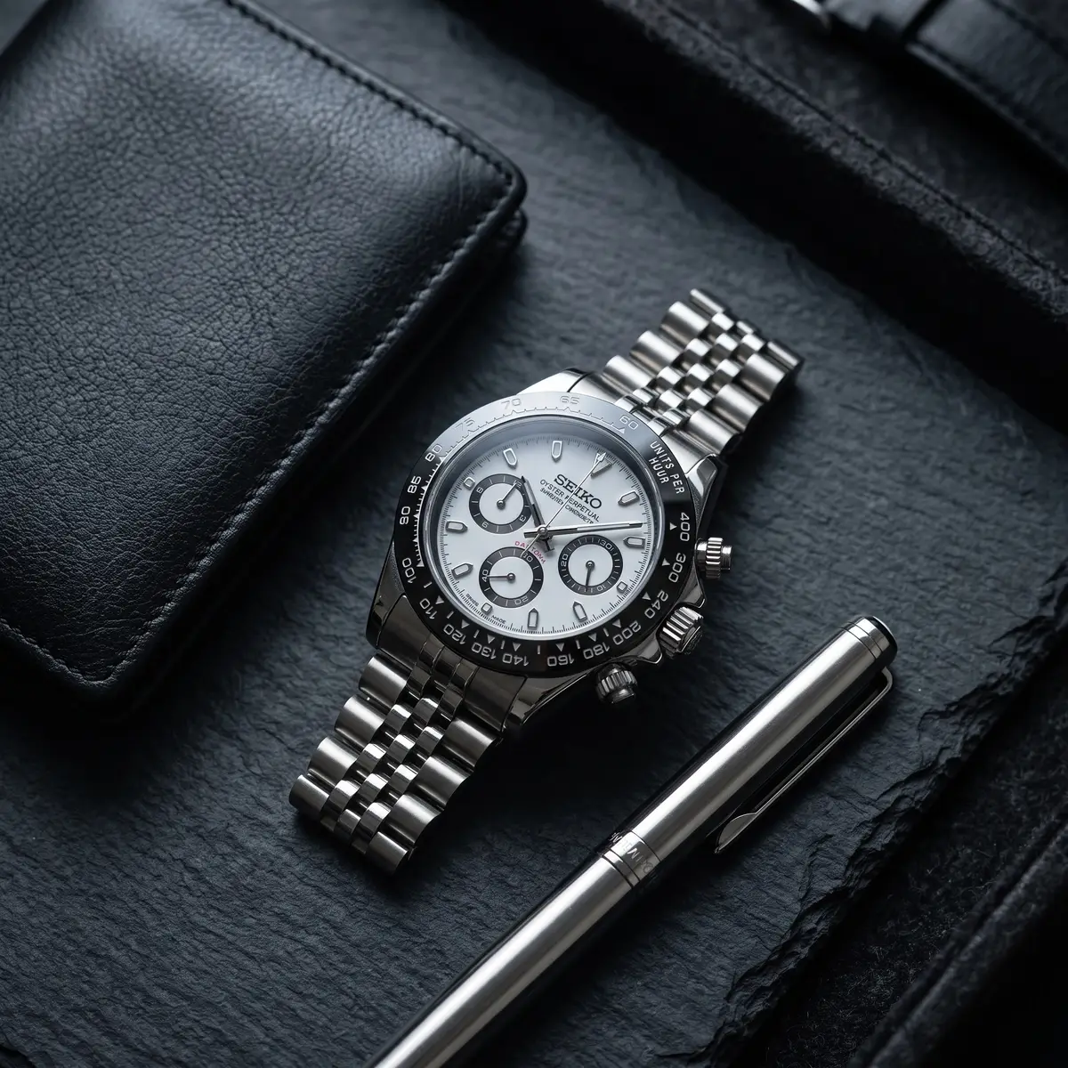 Seiko Mod Uhr TONA MOD | Panda – Stahl-Lünette – 40 mm – Flatlay auf Schiefer – MedoMods
