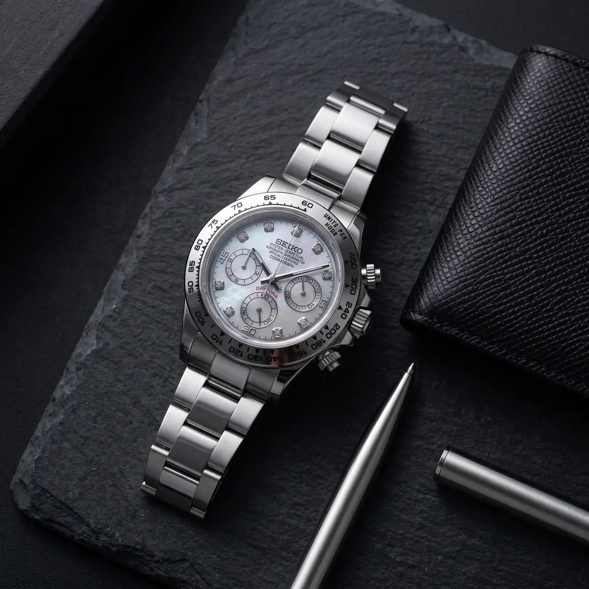 Seiko Mod Uhr TONA MOD – PRISMA – Flatlay auf Schiefer – MedoMods