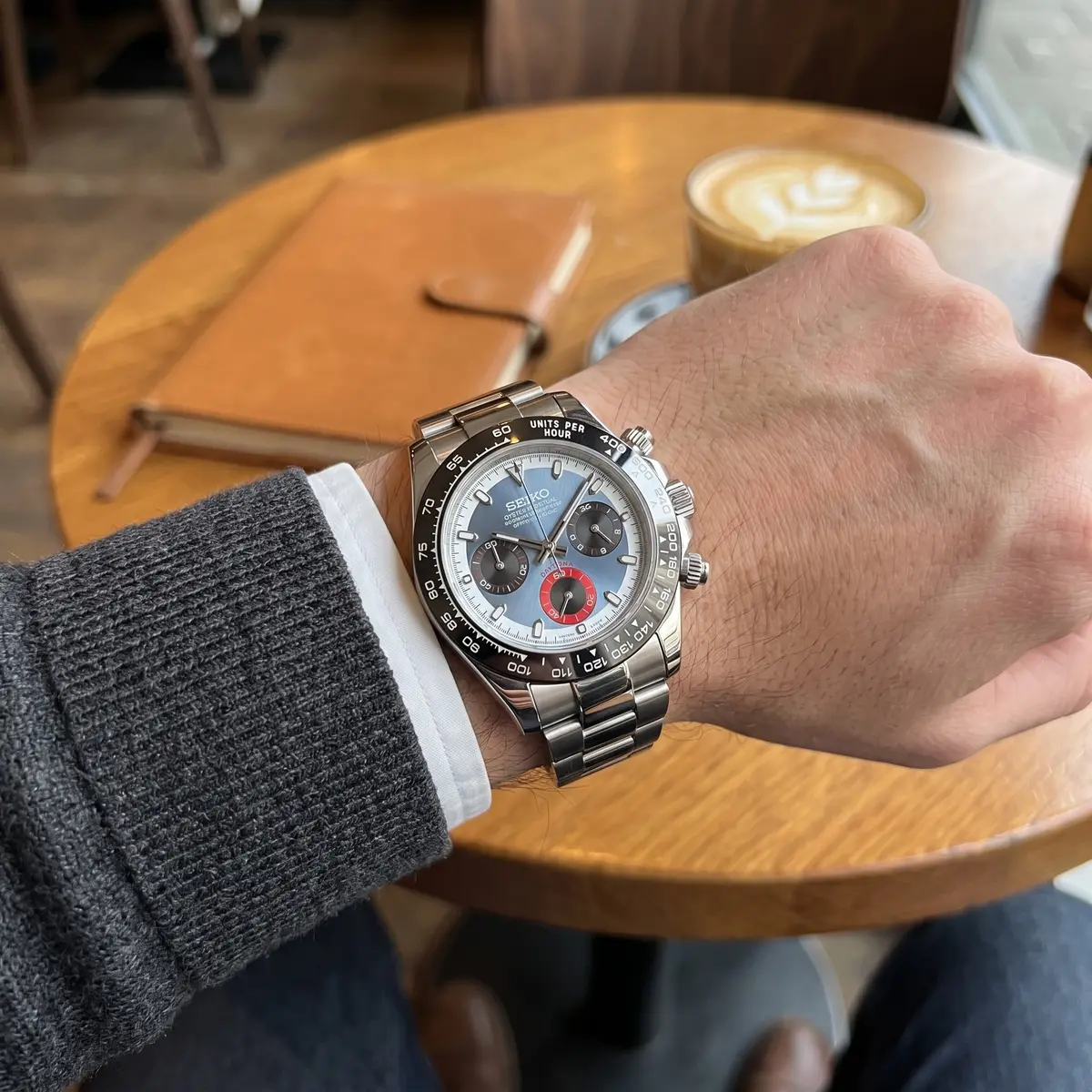 Seiko Mod Uhr TONA MOD – REDLINE – am Handgelenk – Wristshot – MedoMods