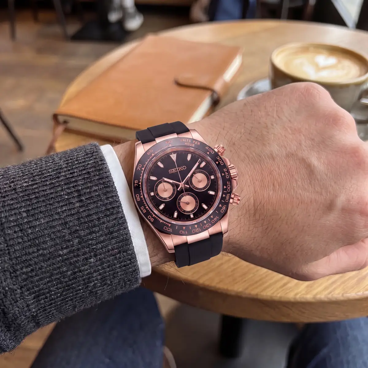 Seiko Mod Uhr TONA MOD | Roségold Schwarz – 40 mm – am Handgelenk – Wristshot – MedoMods
