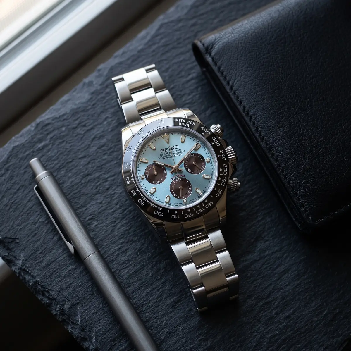 Seiko Mod Uhr TONA MOD – SKY STRIKER – Flatlay auf Schiefer – MedoMods