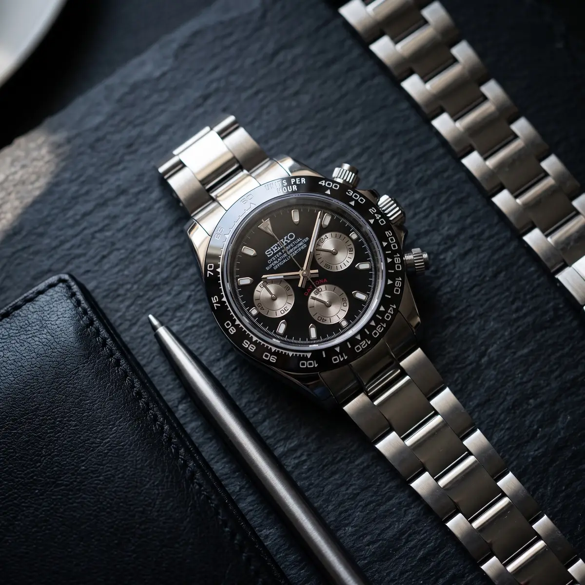 Seiko Mod Uhr TONA MOD | Stahl schwarz – 40 mm – Flatlay auf Schiefer – MedoMods