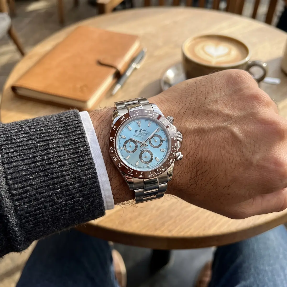 Seiko Mod Uhr TONA MOD | Stahl eisblau – 40 mm – am Handgelenk – Wristshot – MedoMods