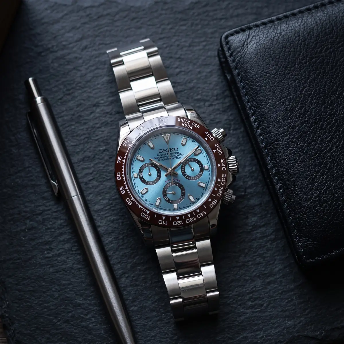 Seiko Mod Uhr TONA MOD | Stahl eisblau – 40 mm – Flatlay auf Schiefer – MedoMods