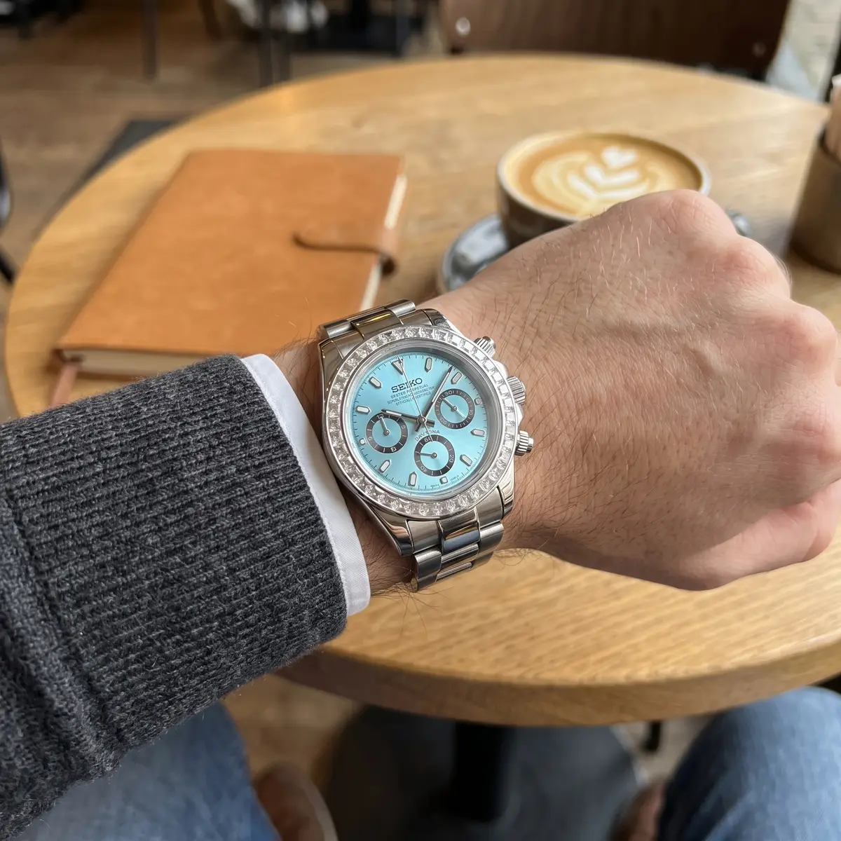 Seiko Mod Uhr TONA MOD | Lünette aus Stahl in Eisblau mit Diamanten – 40 mm – am Handgelenk – Wristshot – MedoMods
