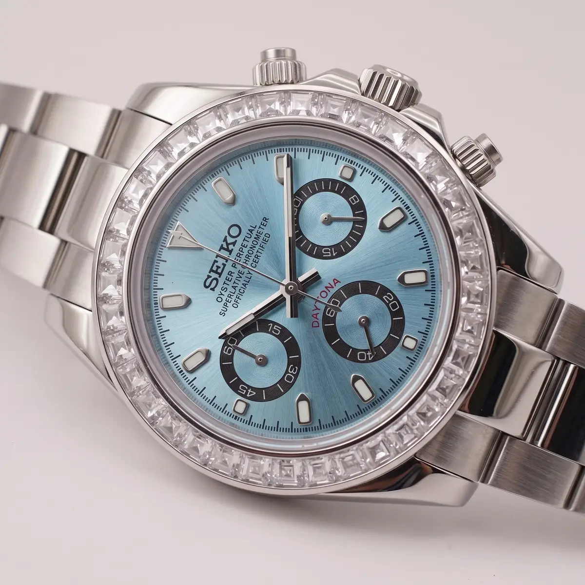 Seiko Mod Uhr TONA MOD | Lünette aus Stahl in Eisblau mit Diamanten – 40 mm – Zifferblatt Nahaufnahme – MedoMods