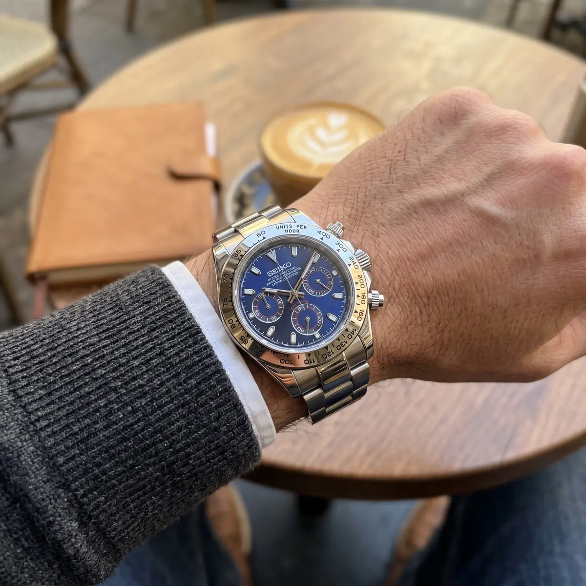 Seiko Mod Uhr TONA MOD | Stahl Navy – 40 mm – am Handgelenk – Wristshot – MedoMods