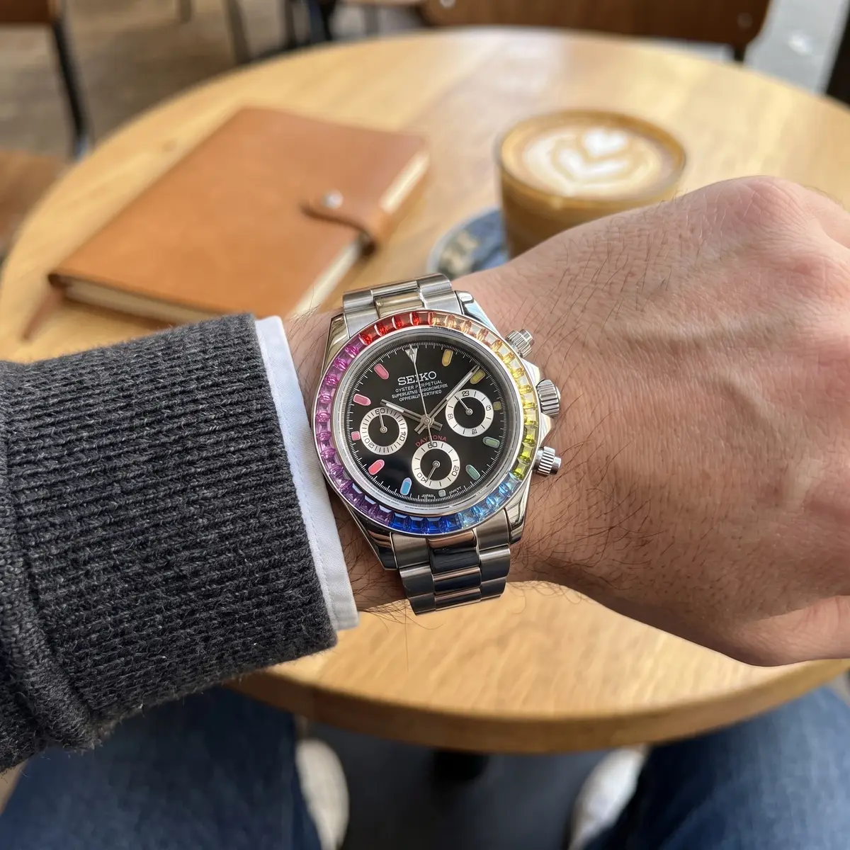 Seiko Mod Uhr TONA MOD | Steel Rainbow – 40 mm – am Handgelenk – Wristshot – MedoMods