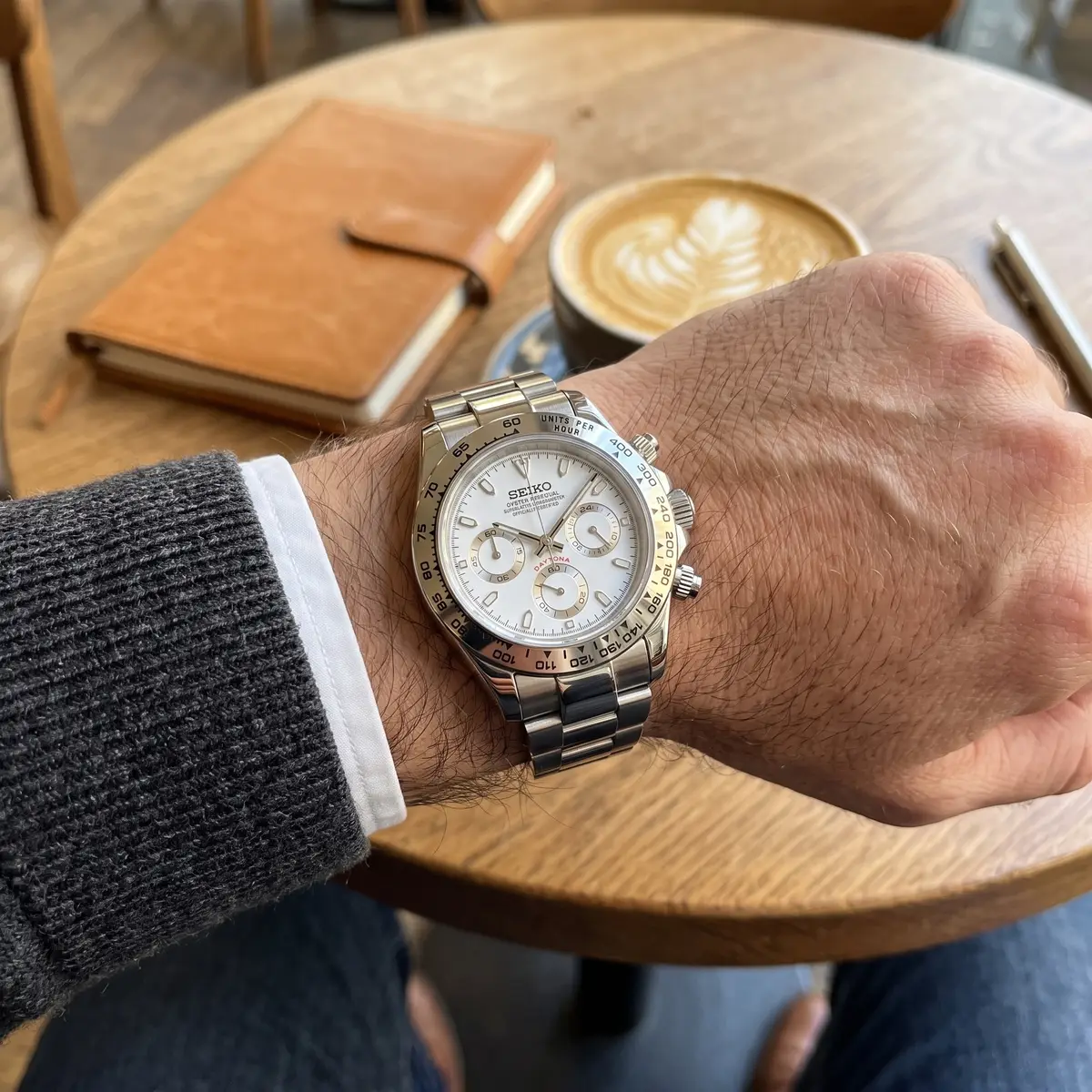 Seiko Mod Uhr TONA MOD | Stahlweiß – 40 mm – am Handgelenk – Wristshot – MedoMods