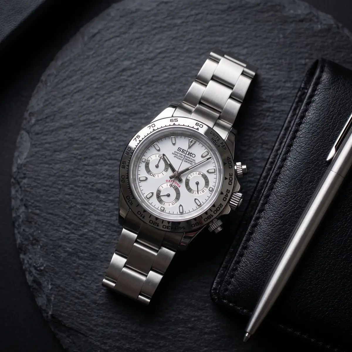Seiko Mod Uhr TONA MOD | Stahlweiß – 40 mm – Flatlay auf Schiefer – MedoMods