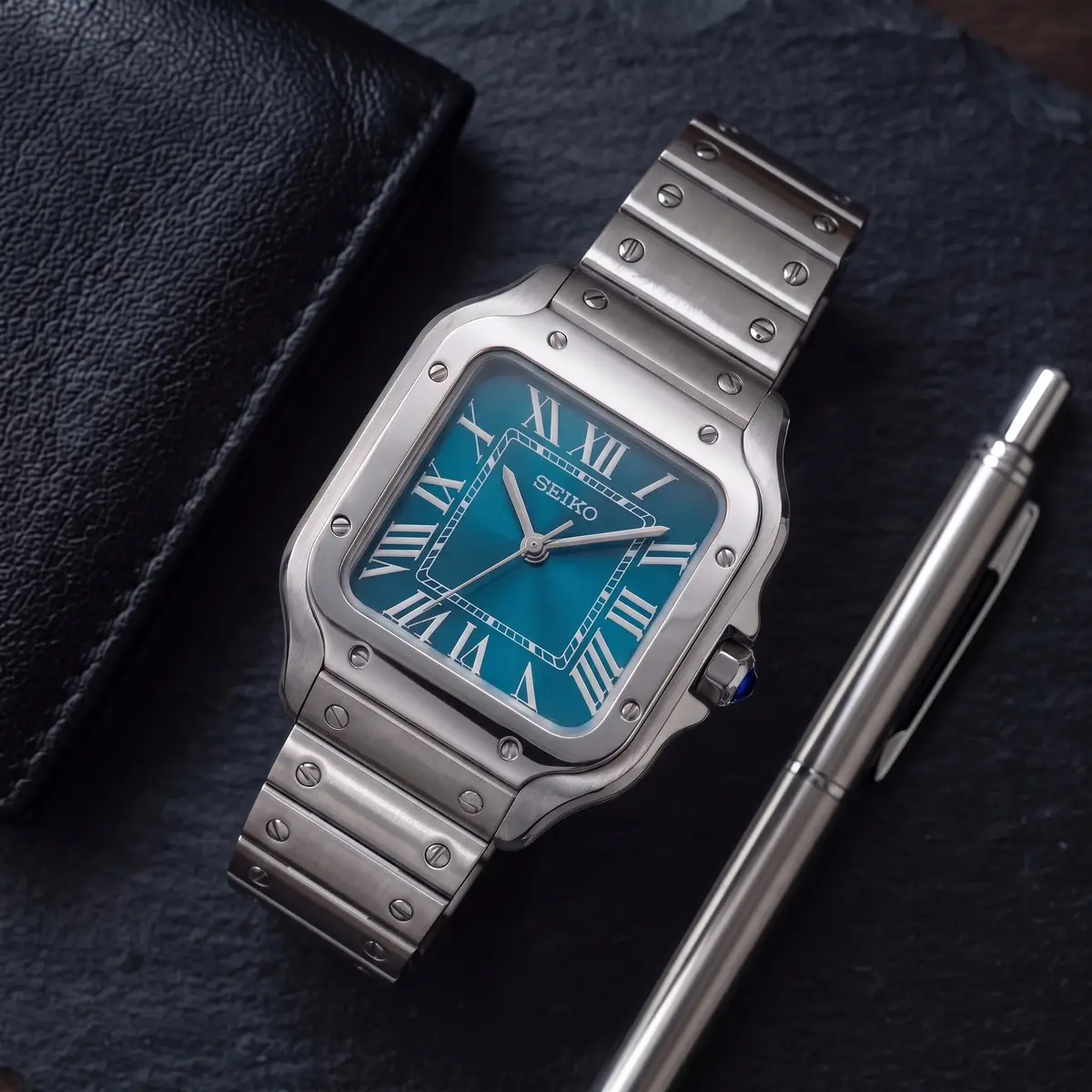 Seiko Mod Uhr VANTOS MOD – BLAU – Flatlay auf Schiefer – MedoMods
