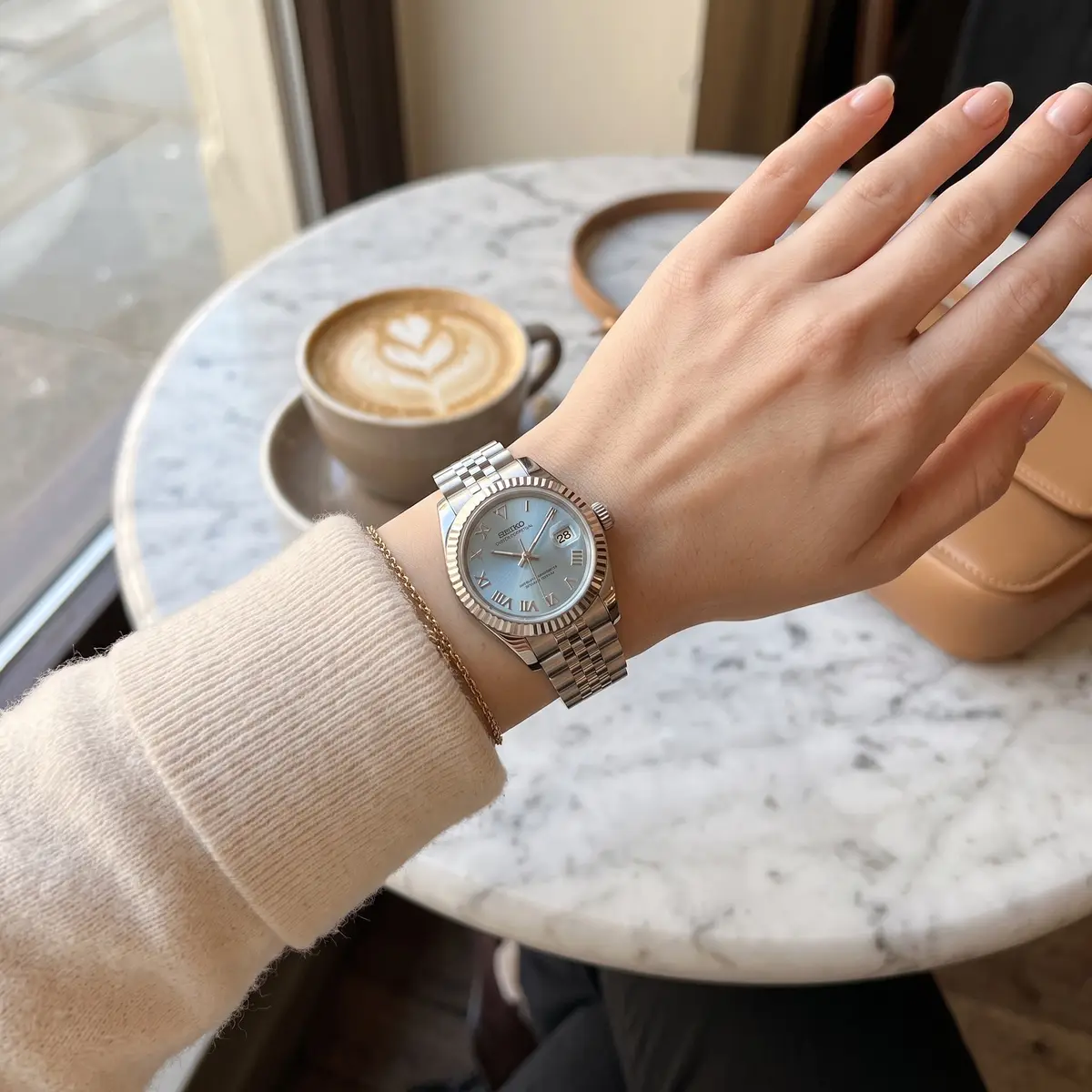 Seiko Mod Uhr DAMEN BABYBLAU – am Handgelenk – Wristshot – MedoMods