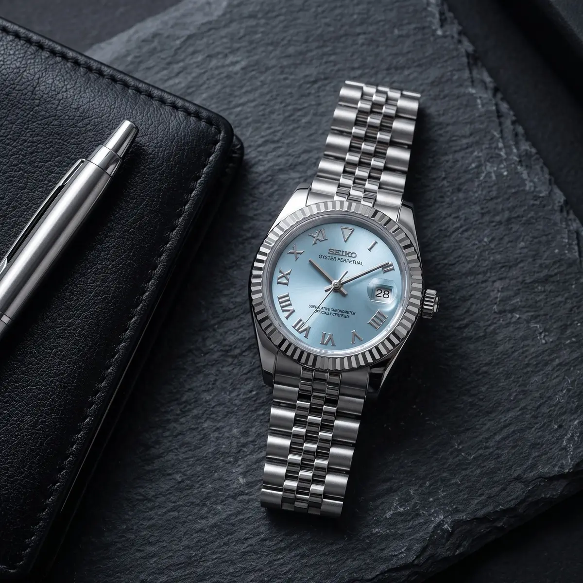 Seiko Mod Uhr DAMEN BABYBLAU – Flatlay auf Schiefer – MedoMods