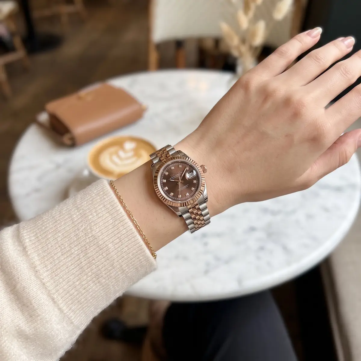 Seiko Mod Uhr DAMEN-SCHOKOLADEN-SCHMUCKSTÜCK – am Handgelenk – Wristshot – MedoMods