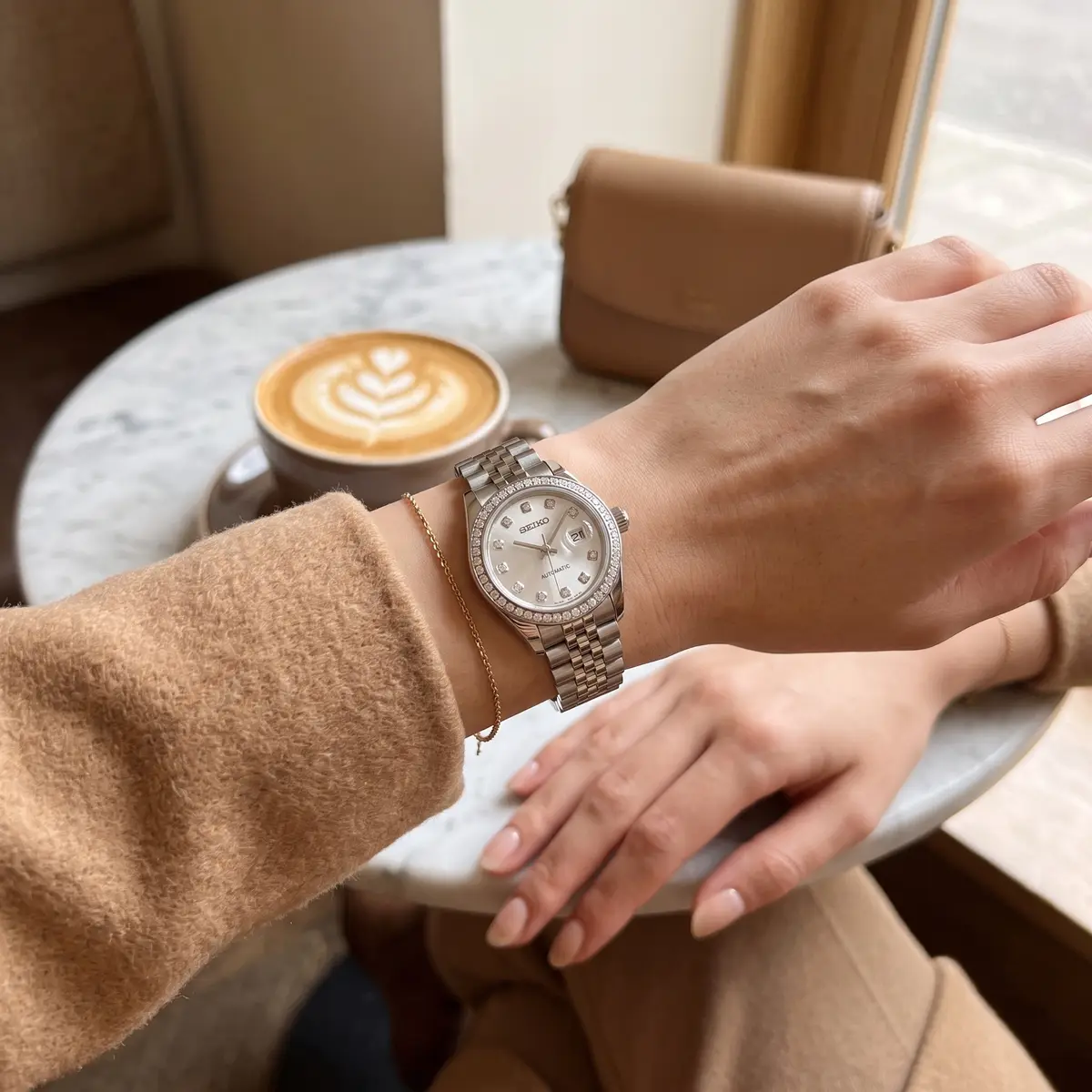 Seiko Mod Uhr DIAMANT-SILBER FÜR DAMEN – am Handgelenk – Wristshot – MedoMods
