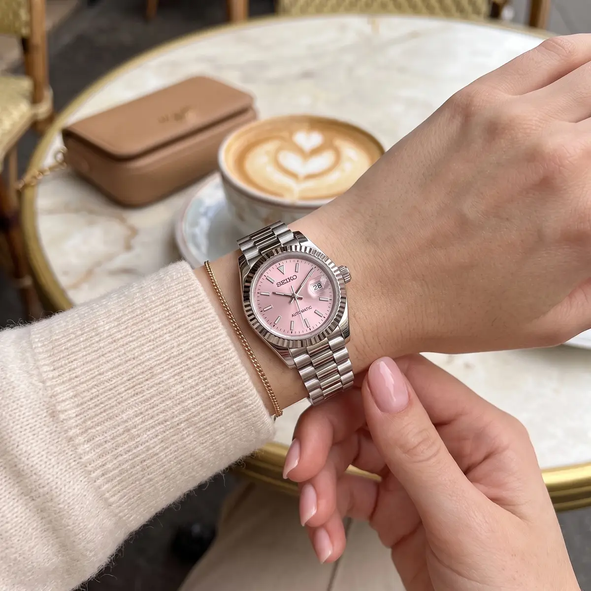 Seiko Mod Uhr DAMEN ROSA – am Handgelenk – Wristshot – MedoMods