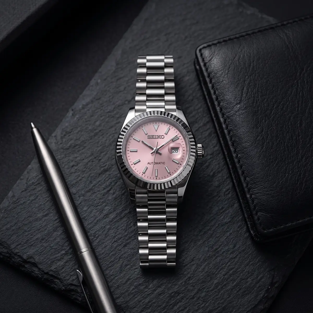Seiko Mod Uhr DAMEN ROSA – Flatlay auf Schiefer – MedoMods