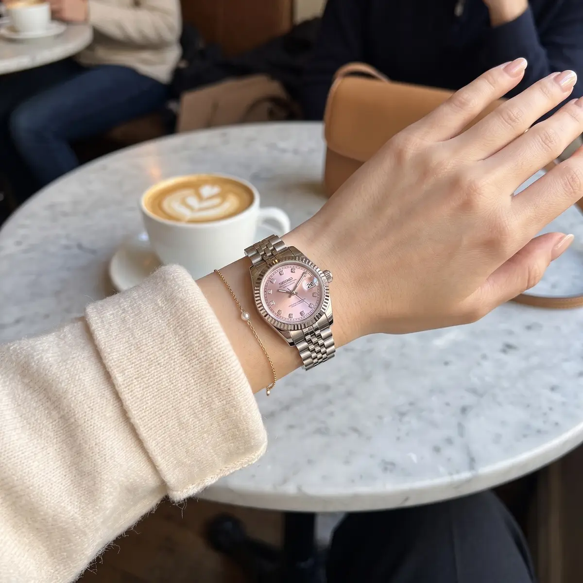 Seiko Mod Uhr ROYAL PINK JEWEL FÜR DAMEN – am Handgelenk – Wristshot – MedoMods