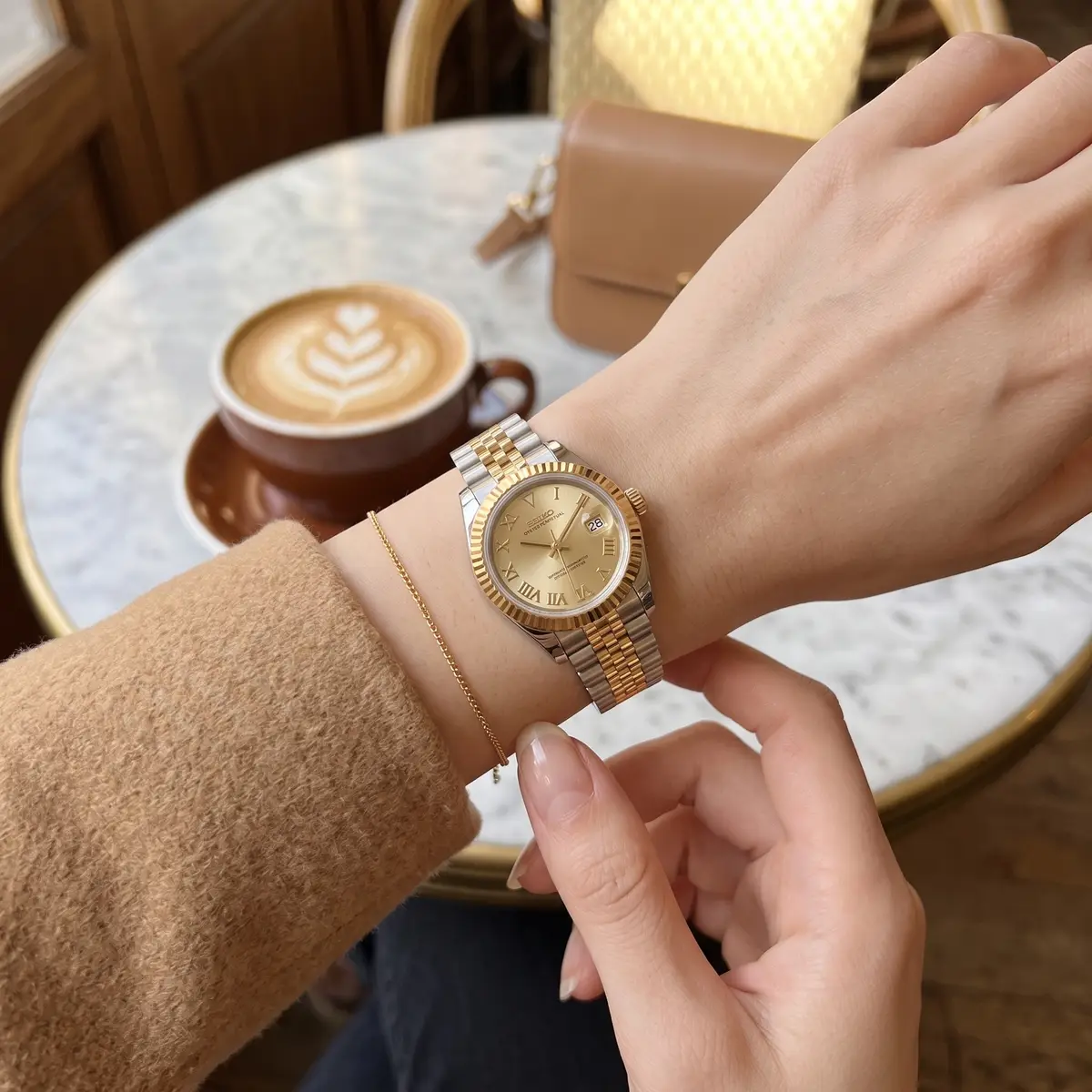 Seiko Mod Uhr DAMEN TWO-TONE GOLD – am Handgelenk – Wristshot – MedoMods