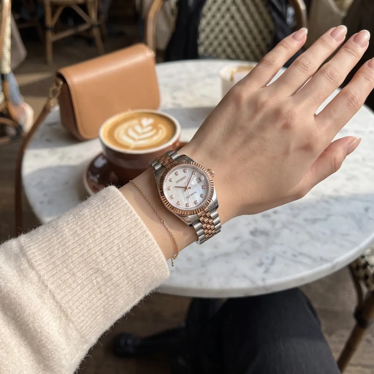 Seiko Mod Uhr DAMEN TWO-TONE ROSÉGOLD – am Handgelenk – Wristshot – MedoMods
