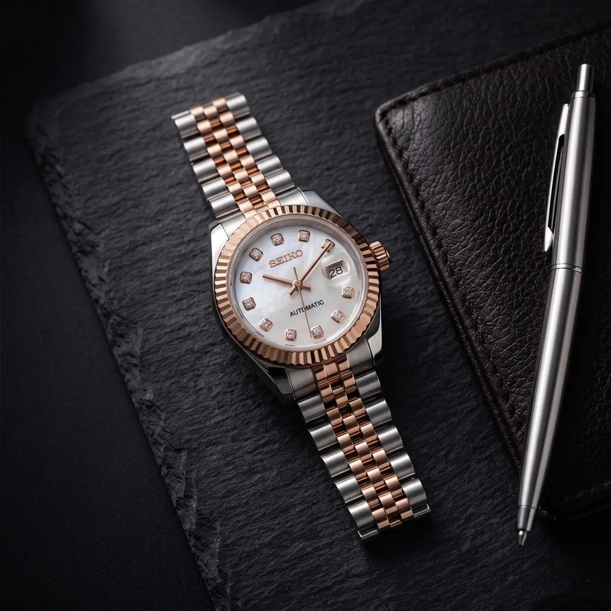 Seiko Mod Uhr DAMEN TWO-TONE ROSÉGOLD – Flatlay auf Schiefer – MedoMods