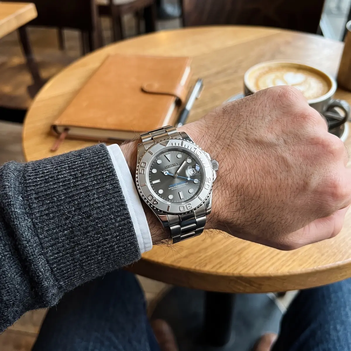 Seiko Mod Uhr YACHT MOD – GRAU – am Handgelenk – Wristshot – MedoMods