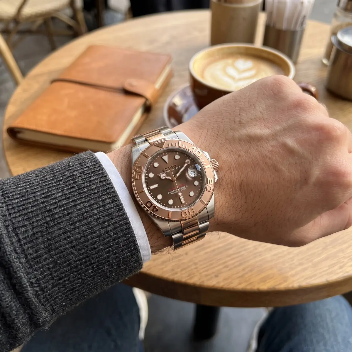 Seiko Mod Uhr YACHT MOD – TWO-TONE ROSE – am Handgelenk – Wristshot – MedoMods